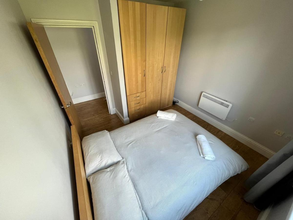 דירות London Modern Flat Near Transports מראה חיצוני תמונה