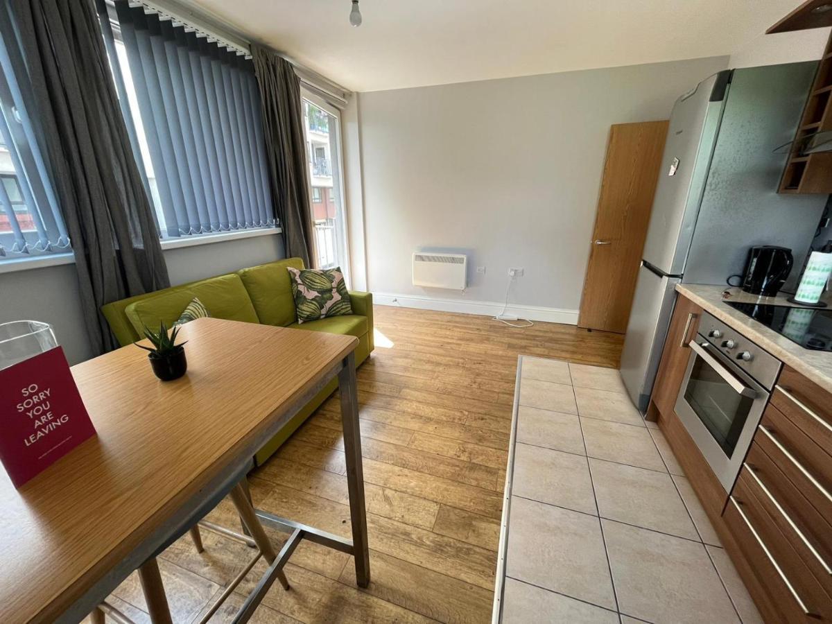 דירות London Modern Flat Near Transports מראה חיצוני תמונה