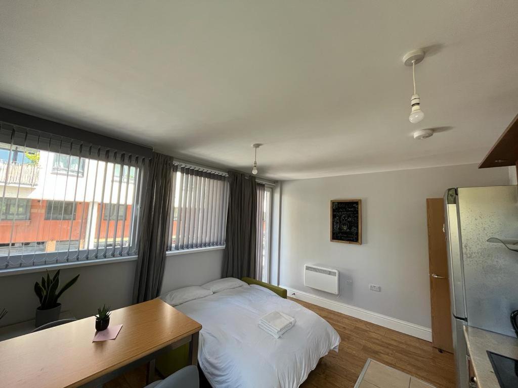דירות London Modern Flat Near Transports מראה חיצוני תמונה