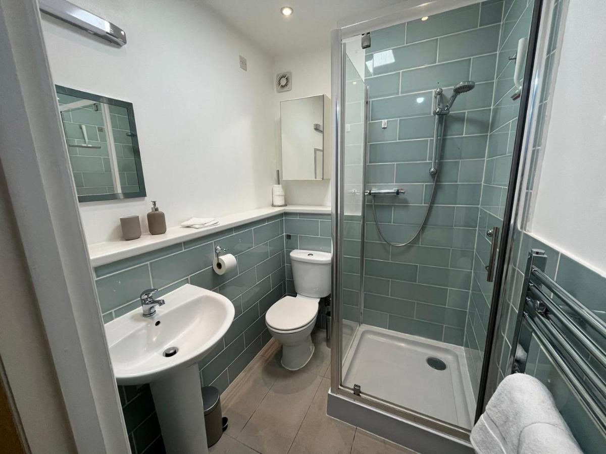 דירות London Modern Flat Near Transports מראה חיצוני תמונה