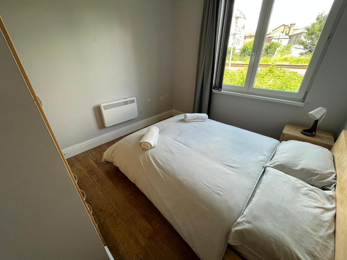 דירות London Modern Flat Near Transports מראה חיצוני תמונה