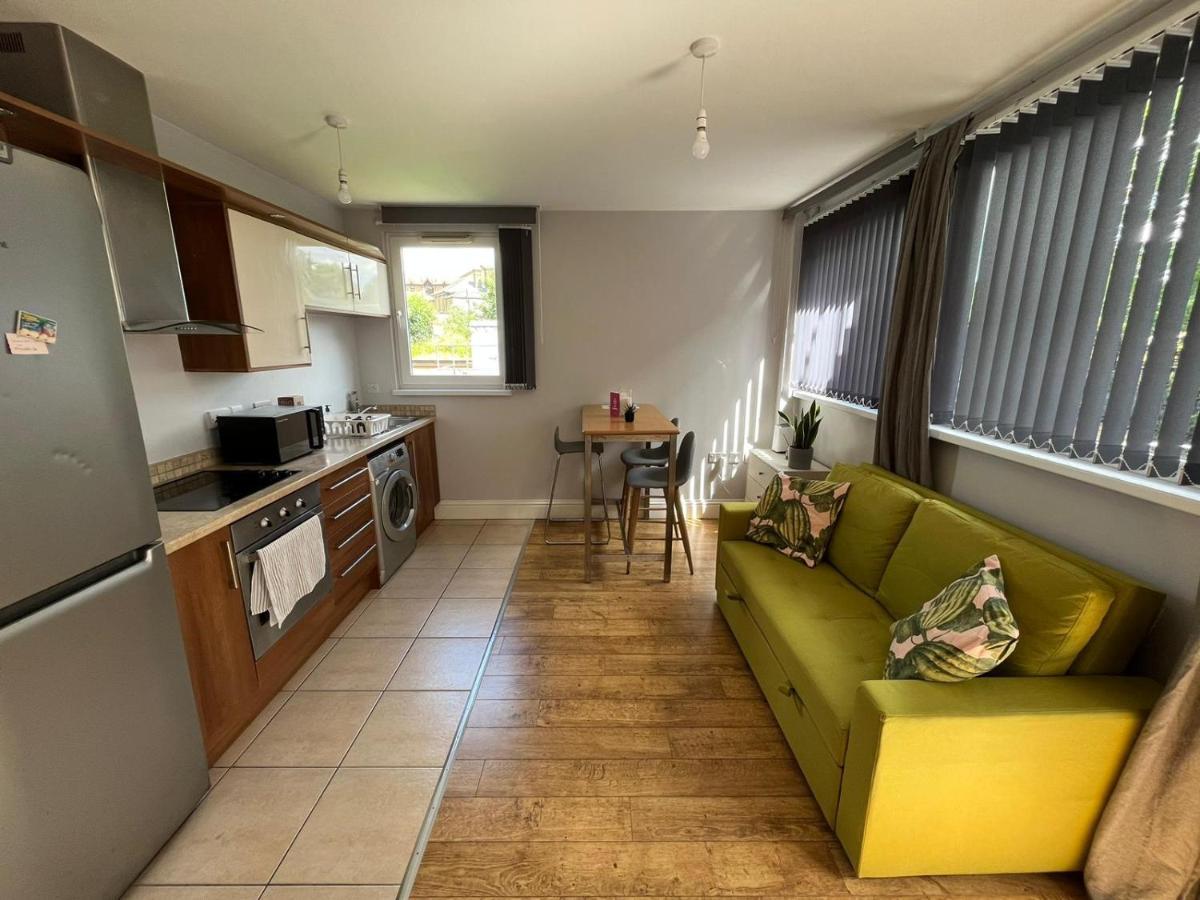 דירות London Modern Flat Near Transports מראה חיצוני תמונה