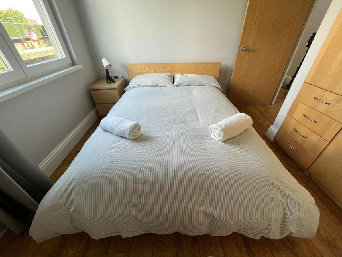 דירות London Modern Flat Near Transports מראה חיצוני תמונה