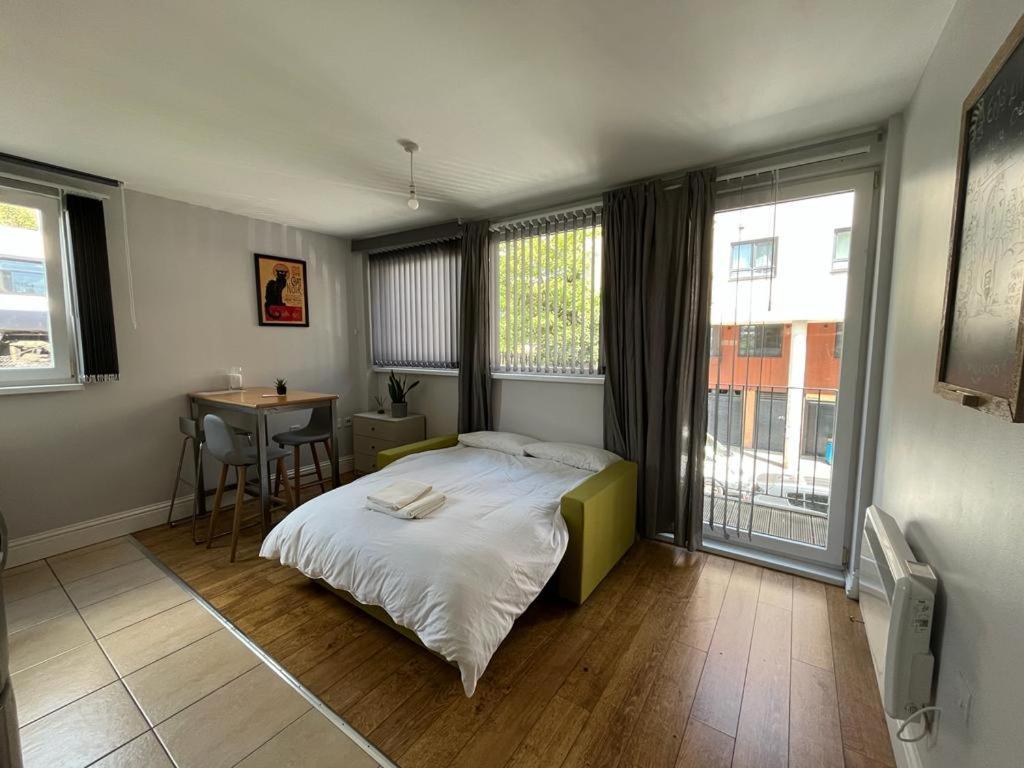 דירות London Modern Flat Near Transports מראה חיצוני תמונה