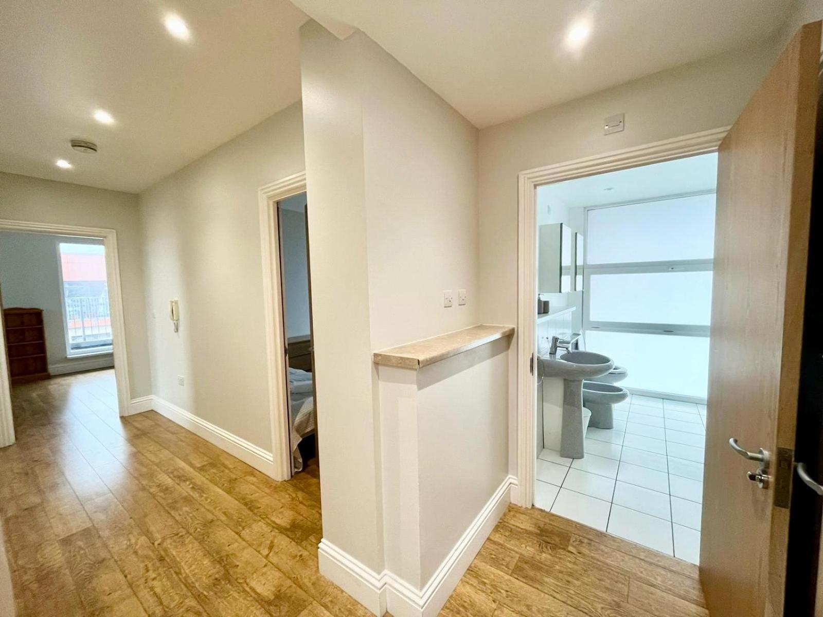 דירות London Modern Flat Near Transports מראה חיצוני תמונה