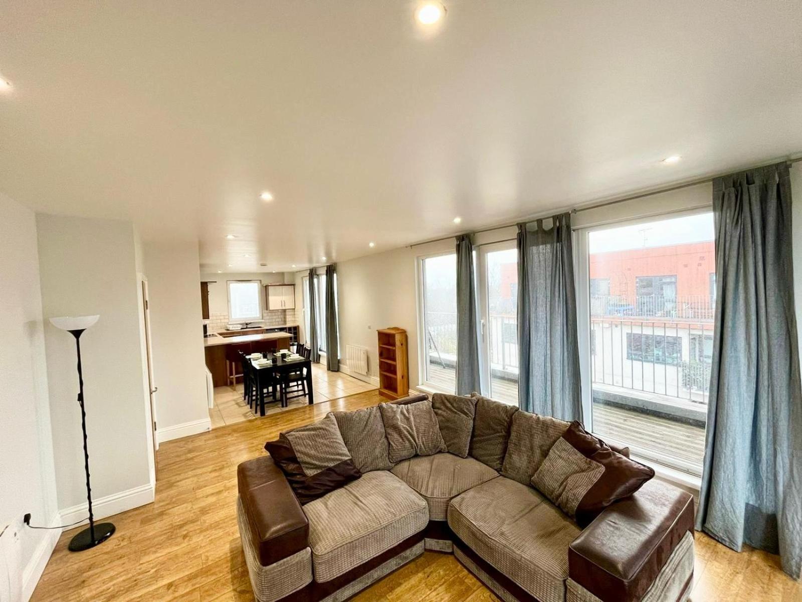 דירות London Modern Flat Near Transports מראה חיצוני תמונה