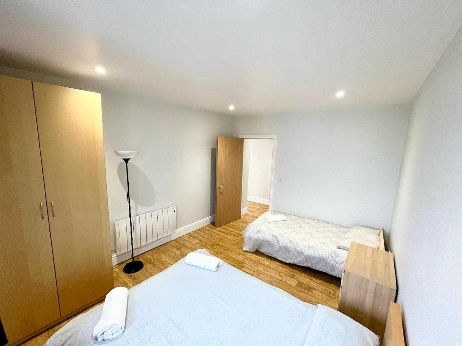 דירות London Modern Flat Near Transports מראה חיצוני תמונה