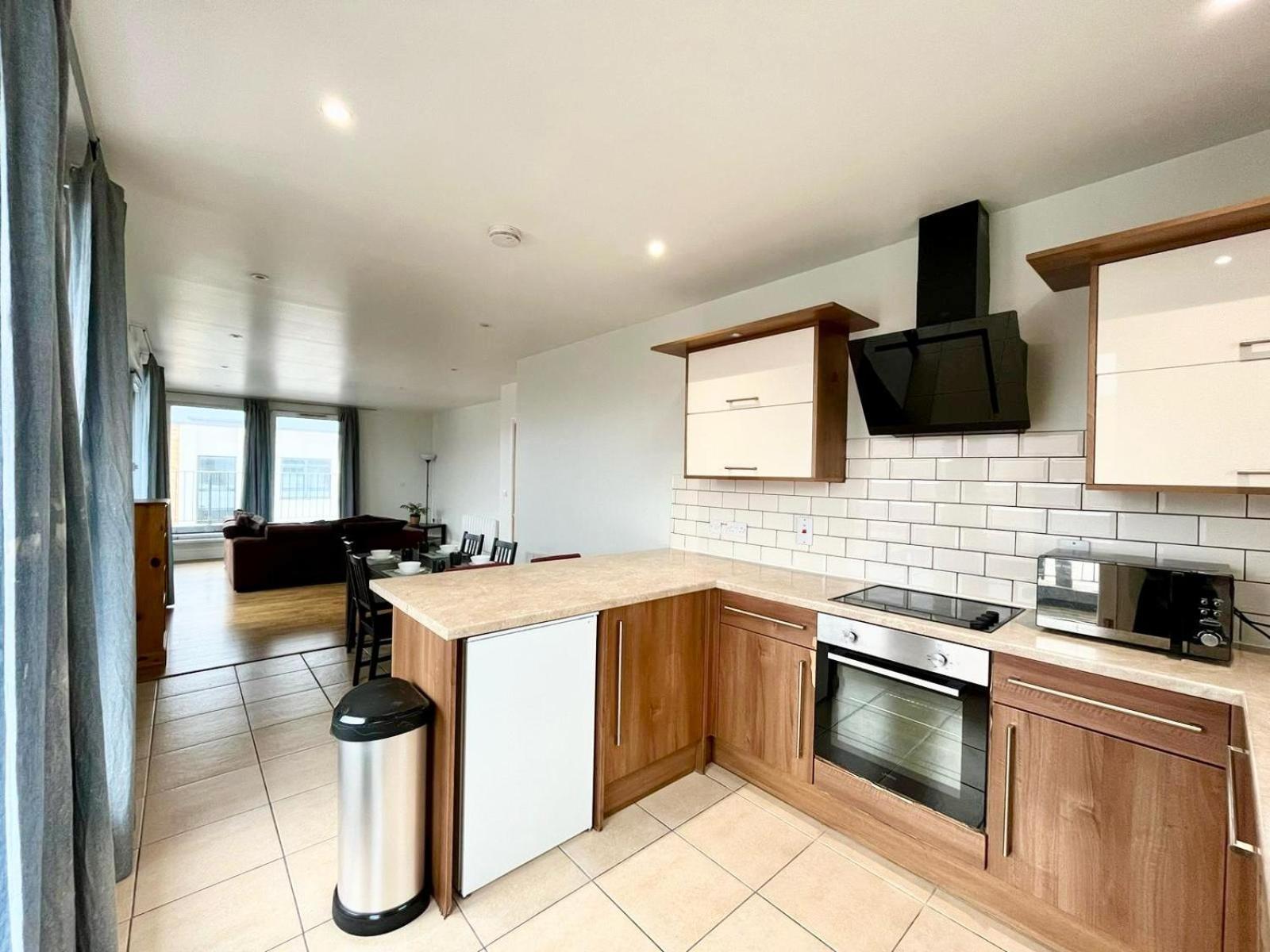 דירות London Modern Flat Near Transports מראה חיצוני תמונה