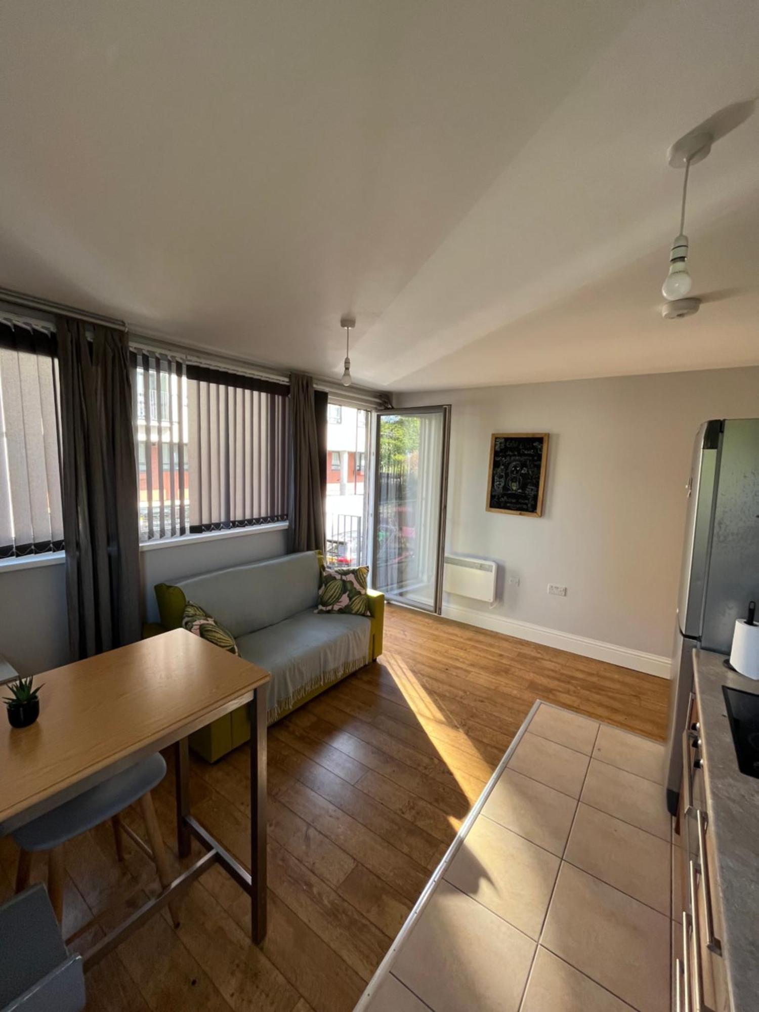 דירות London Modern Flat Near Transports מראה חיצוני תמונה