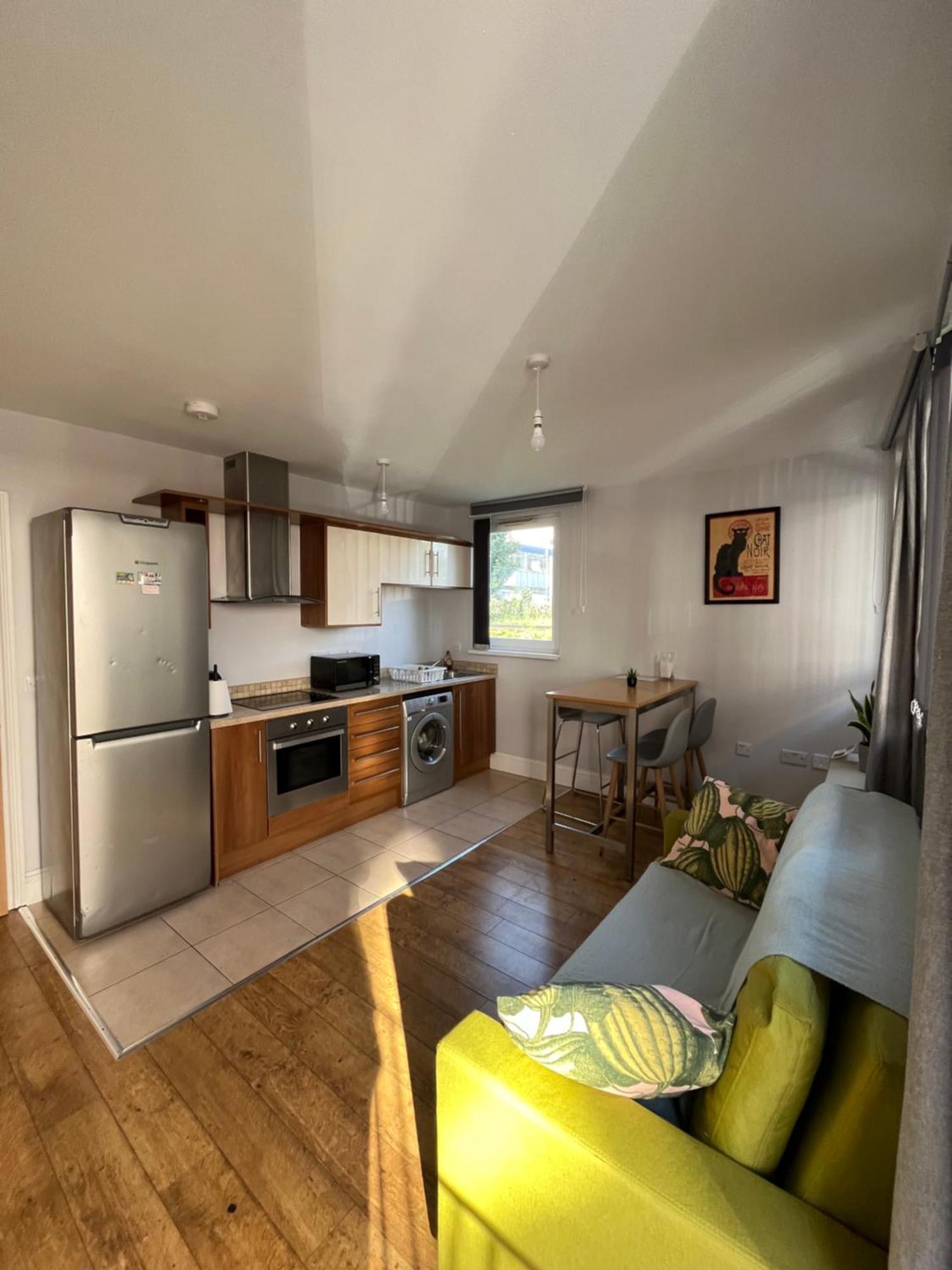 דירות London Modern Flat Near Transports מראה חיצוני תמונה