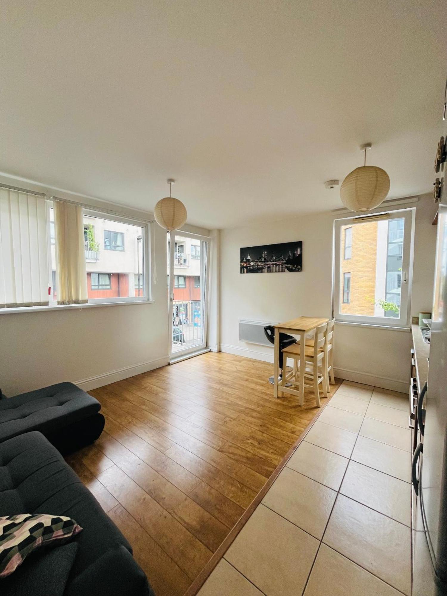 דירות London Modern Flat Near Transports מראה חיצוני תמונה